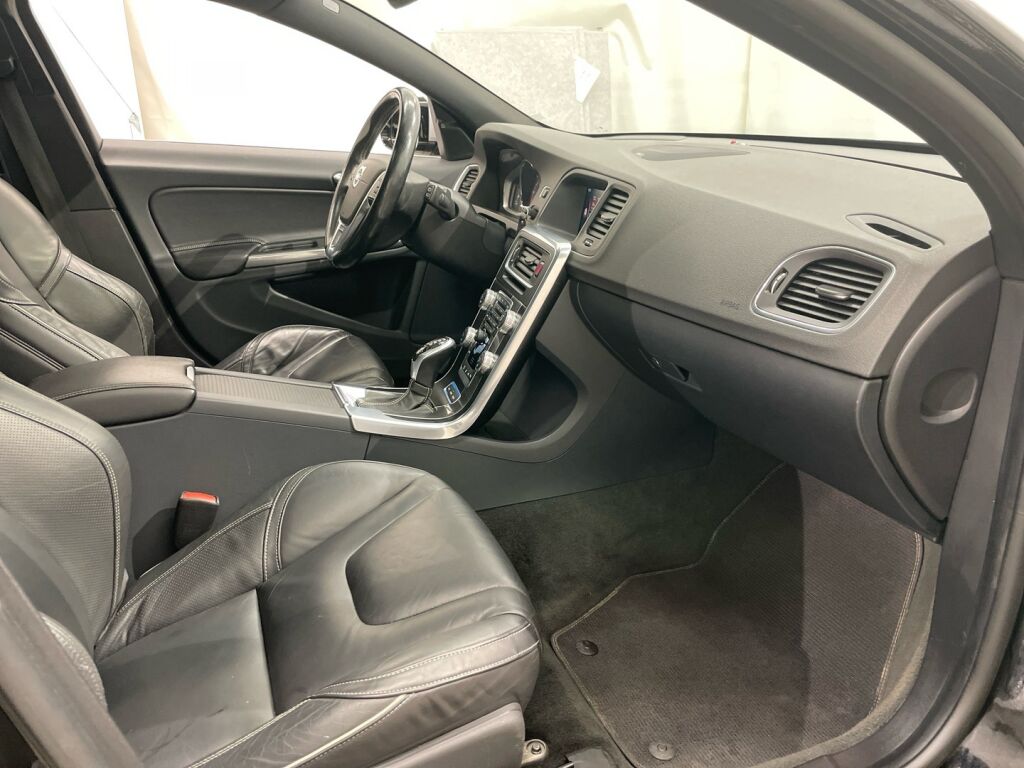Volvo V60 2014 Musta