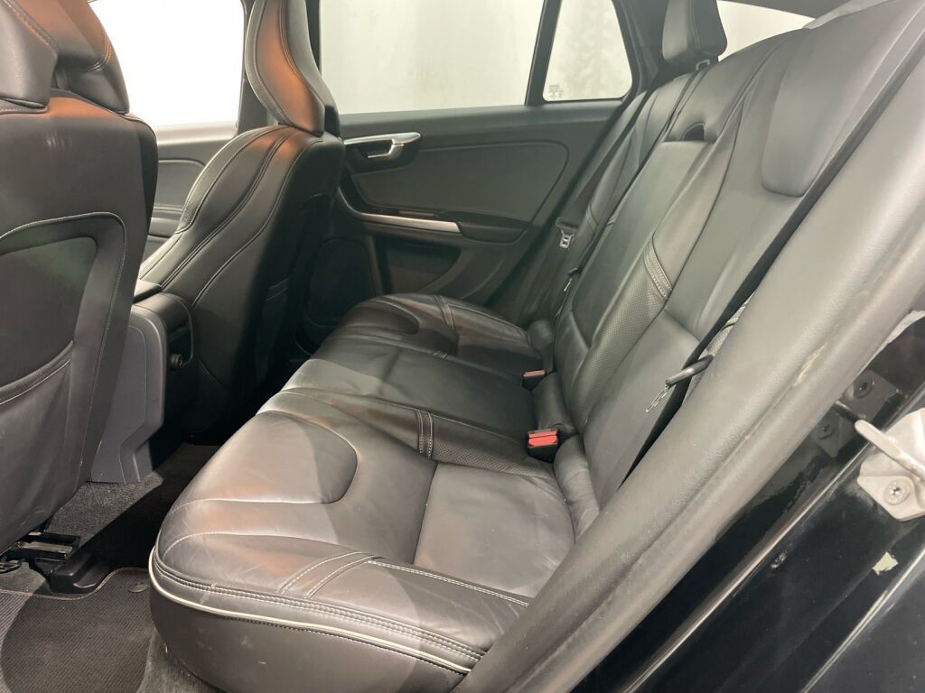 Volvo V60 2014 Musta