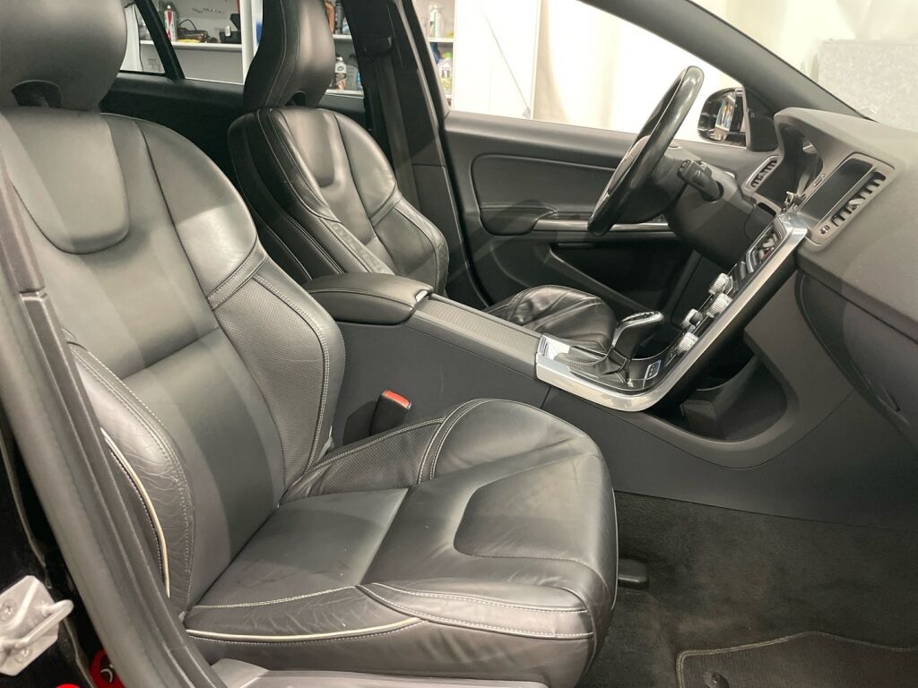 Volvo V60 2014 Musta