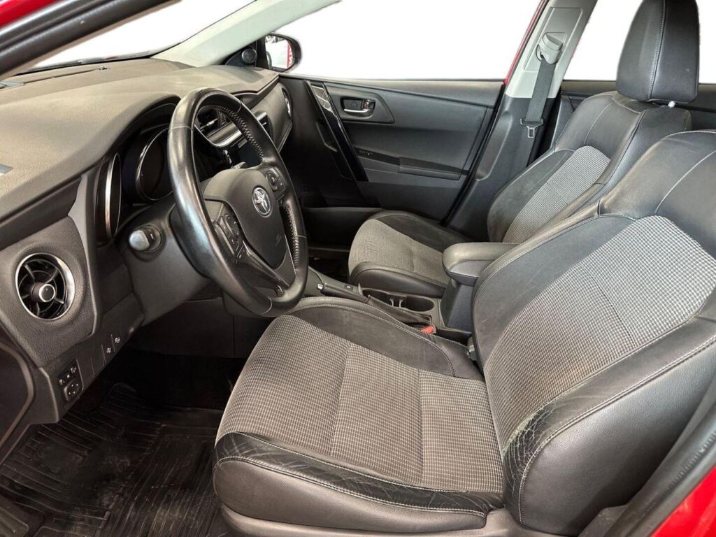 Toyota Auris 2017 Punainen