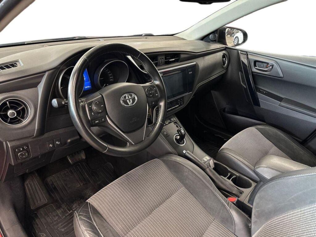 Toyota Auris 2017 Punainen