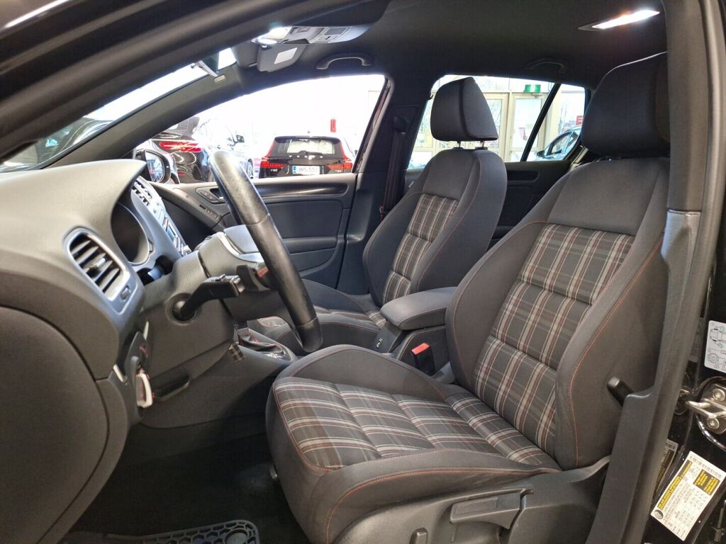 Volkswagen Golf 2013 Musta