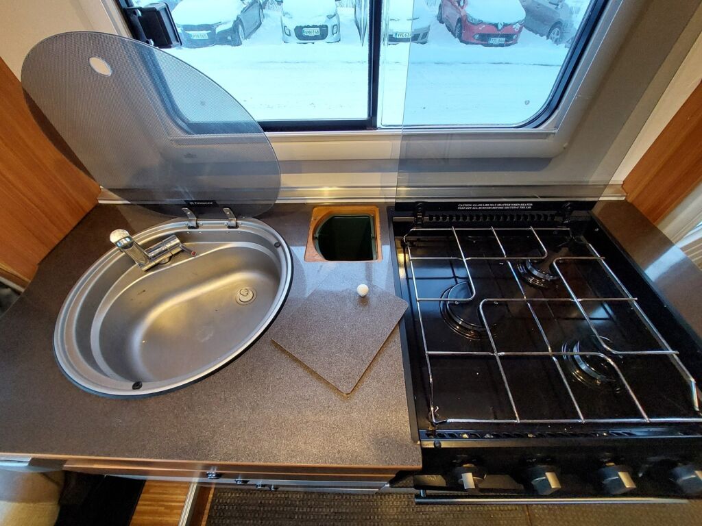 Adria Matrix Plus 680 SL 2010 Valkoinen