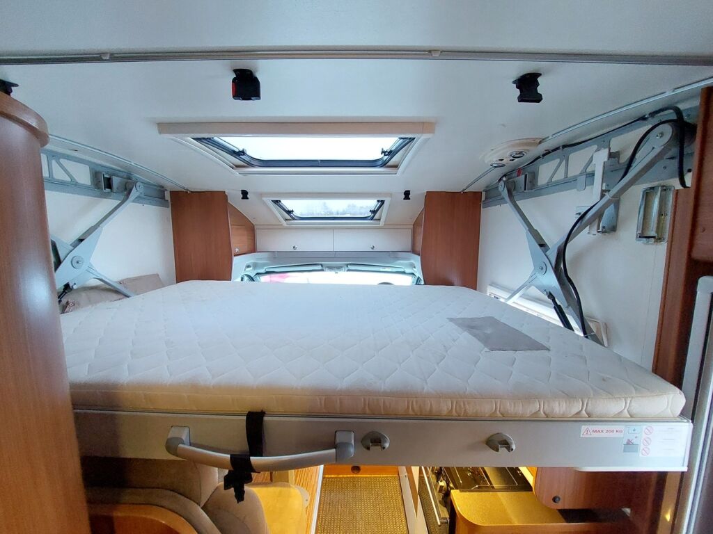 Adria Matrix Plus 680 SL 2010 Valkoinen