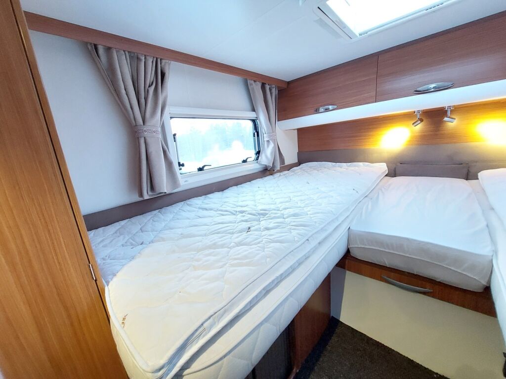 Adria Matrix Plus 680 SL 2010 Valkoinen