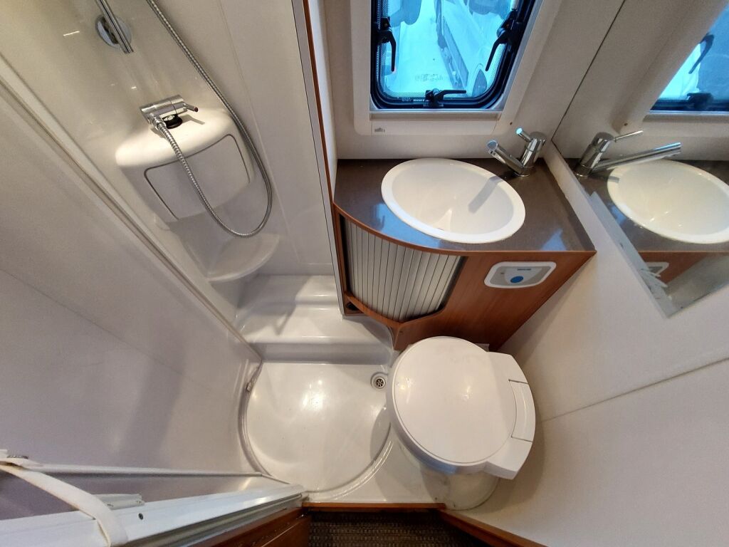 Adria Matrix Plus 680 SL 2010 Valkoinen