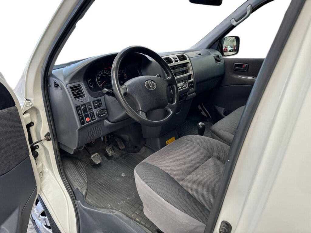 Toyota Hiace 2010 Valkoinen