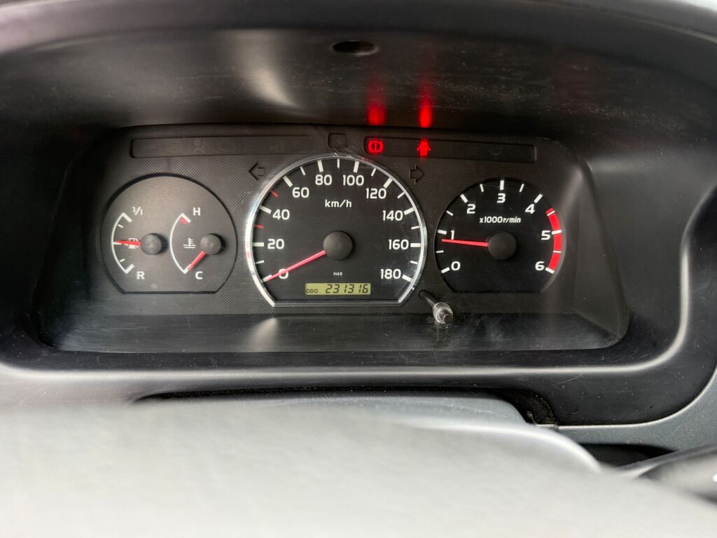 Toyota Hiace 2010 Valkoinen