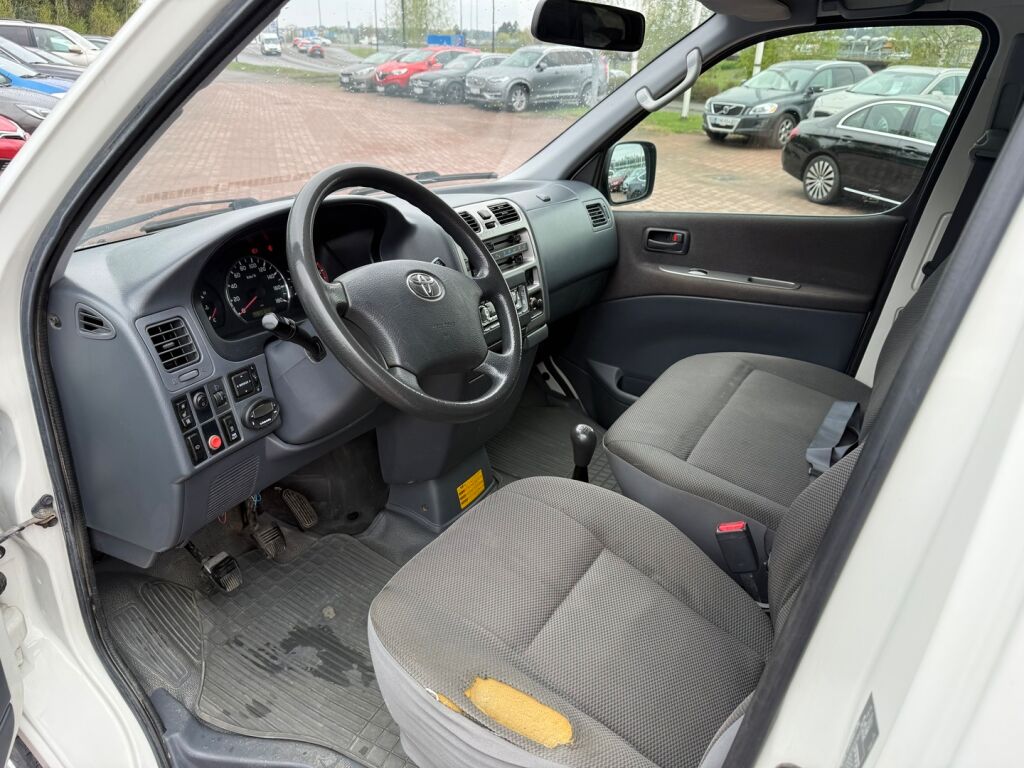 Toyota Hiace 2010 Valkoinen