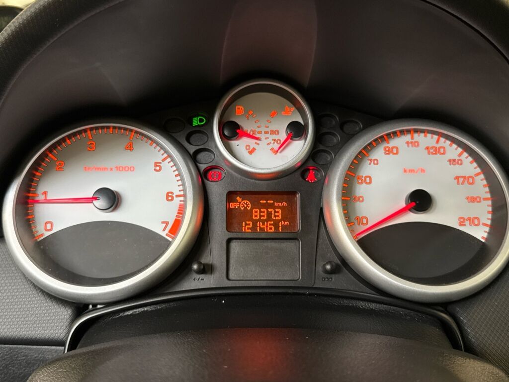 Peugeot 207 2011 Punainen