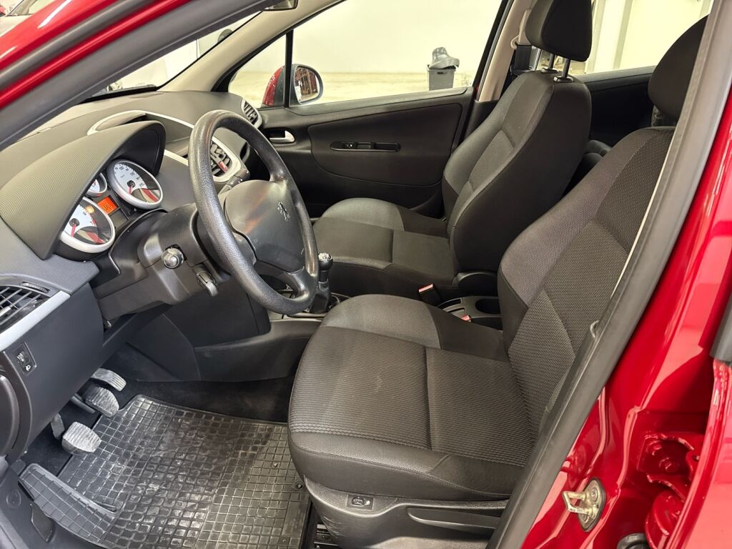 Peugeot 207 2011 Punainen