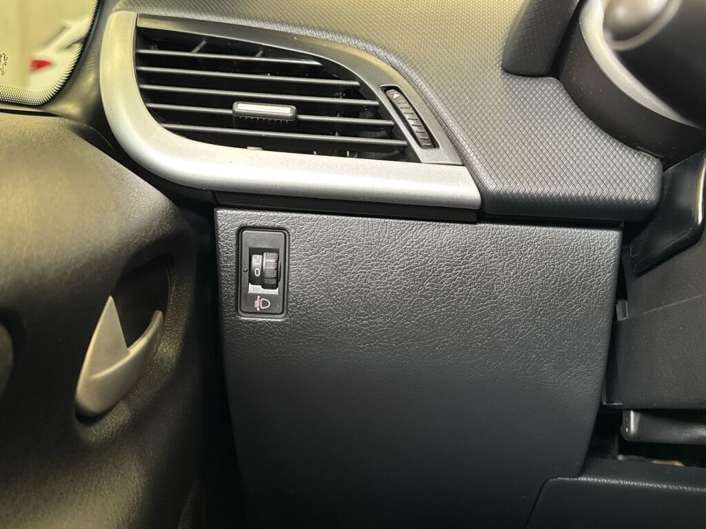 Peugeot 207 2011 Punainen