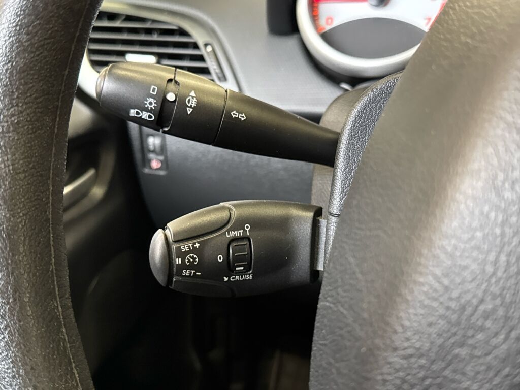 Peugeot 207 2011 Punainen