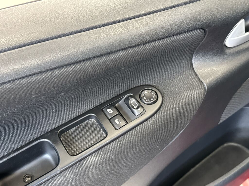 Peugeot 207 2011 Punainen