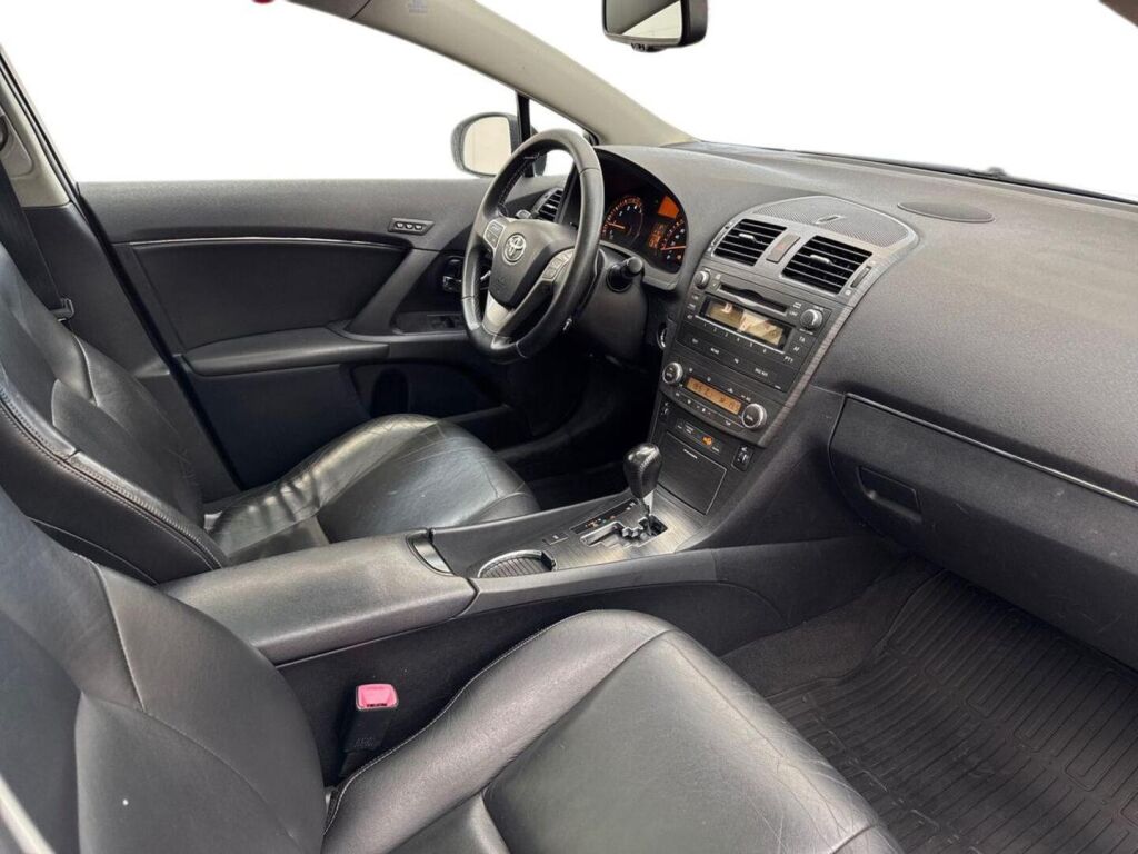 Toyota Avensis 2011 Valkoinen