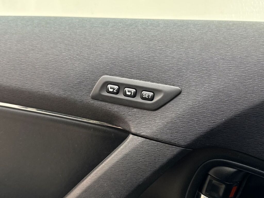 Toyota Avensis 2011 Valkoinen