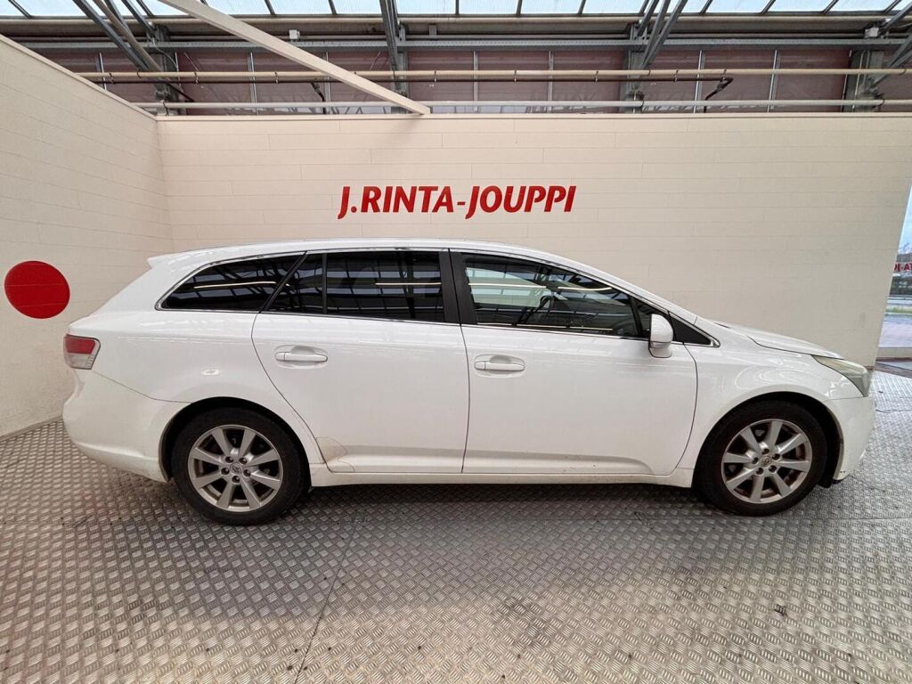 Toyota Avensis 2011 Valkoinen