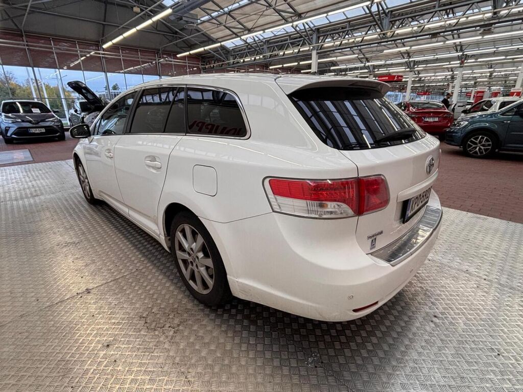 Toyota Avensis 2011 Valkoinen