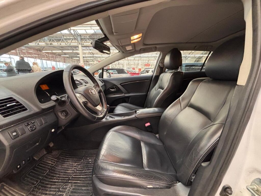 Toyota Avensis 2011 Valkoinen