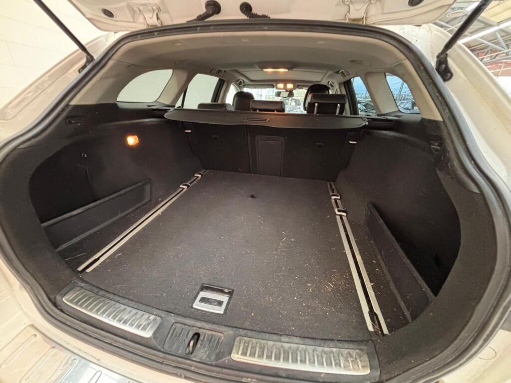 Toyota Avensis 2011 Valkoinen