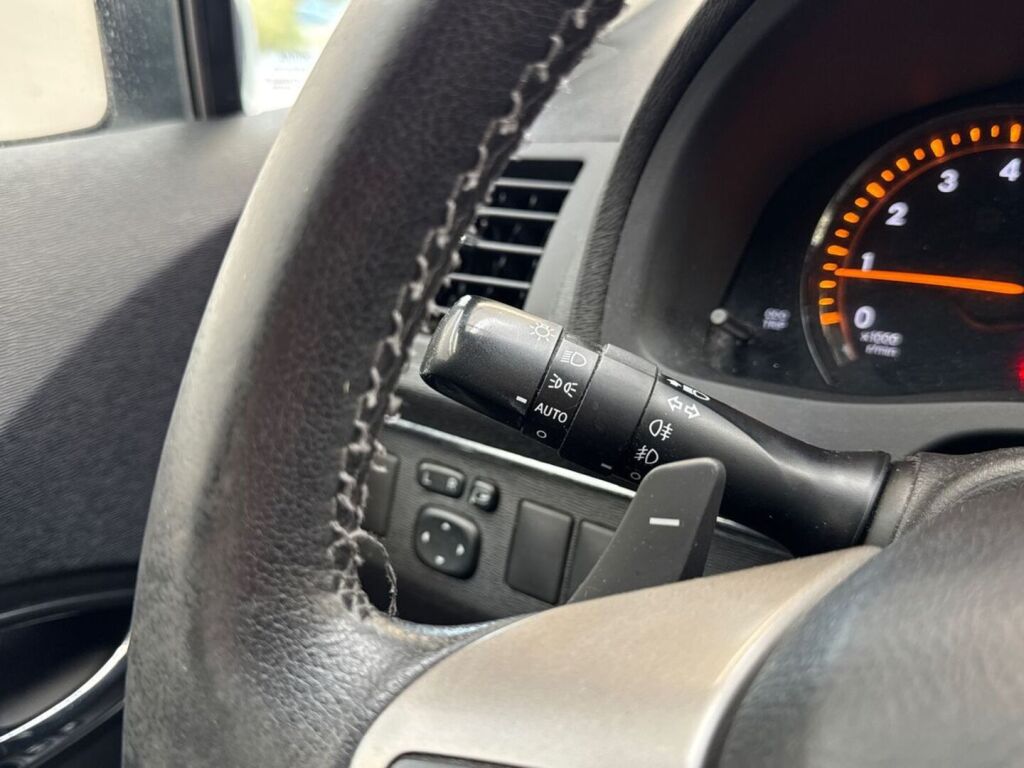 Toyota Avensis 2011 Valkoinen
