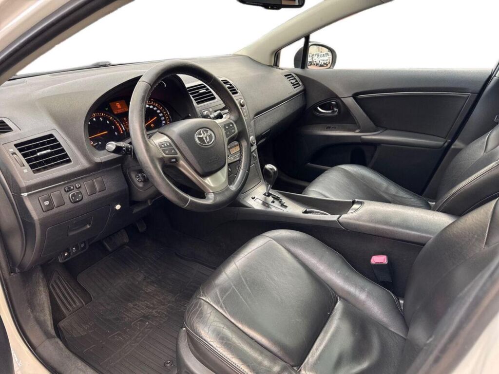 Toyota Avensis 2011 Valkoinen