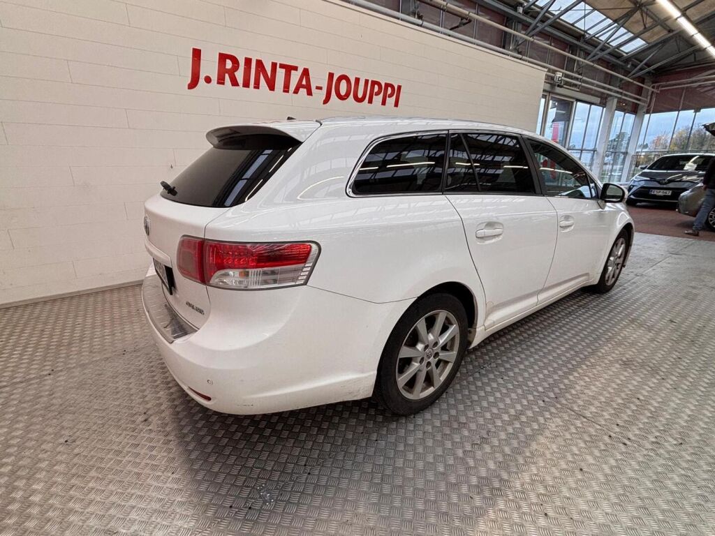 Toyota Avensis 2011 Valkoinen