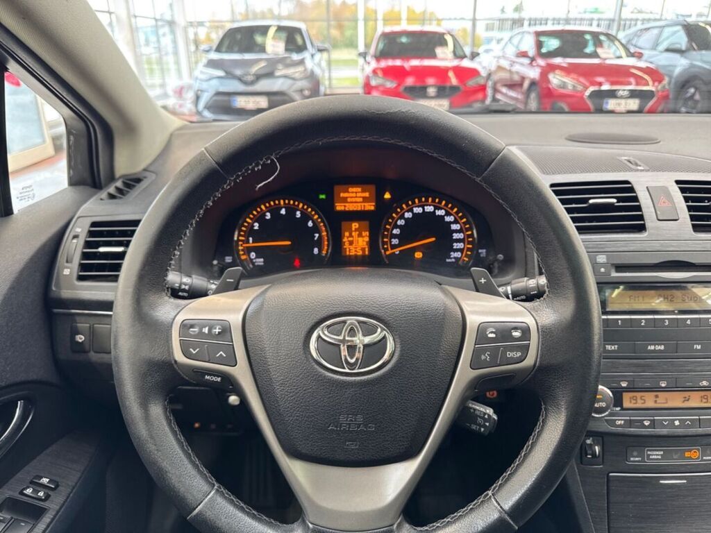 Toyota Avensis 2011 Valkoinen