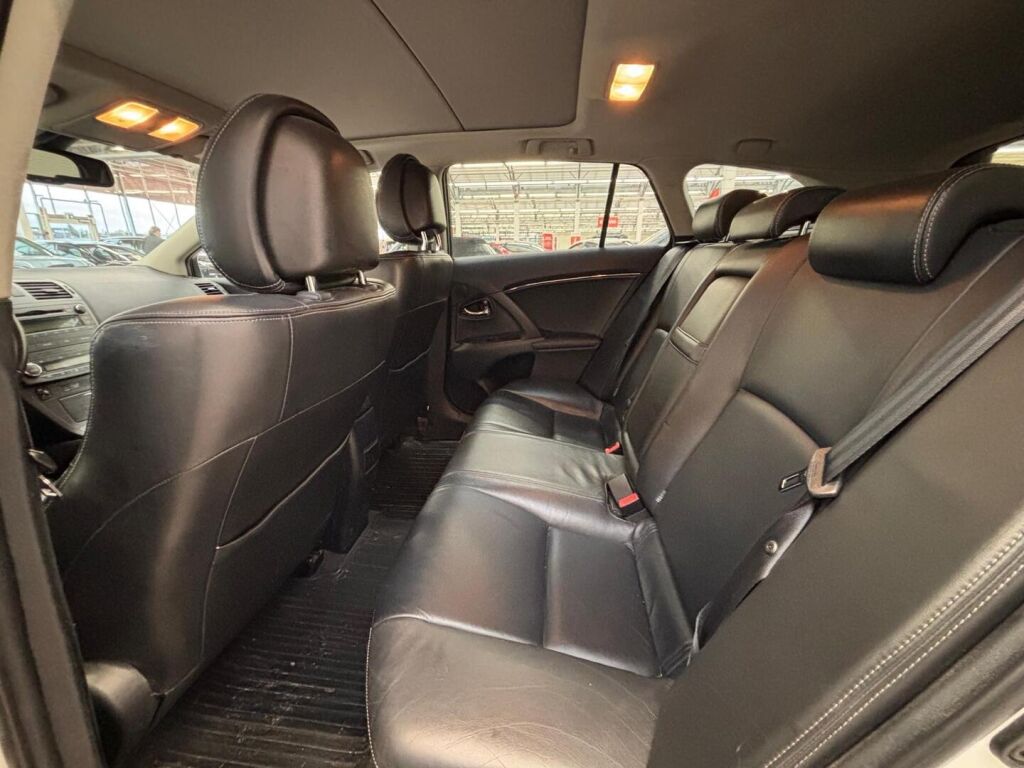 Toyota Avensis 2011 Valkoinen