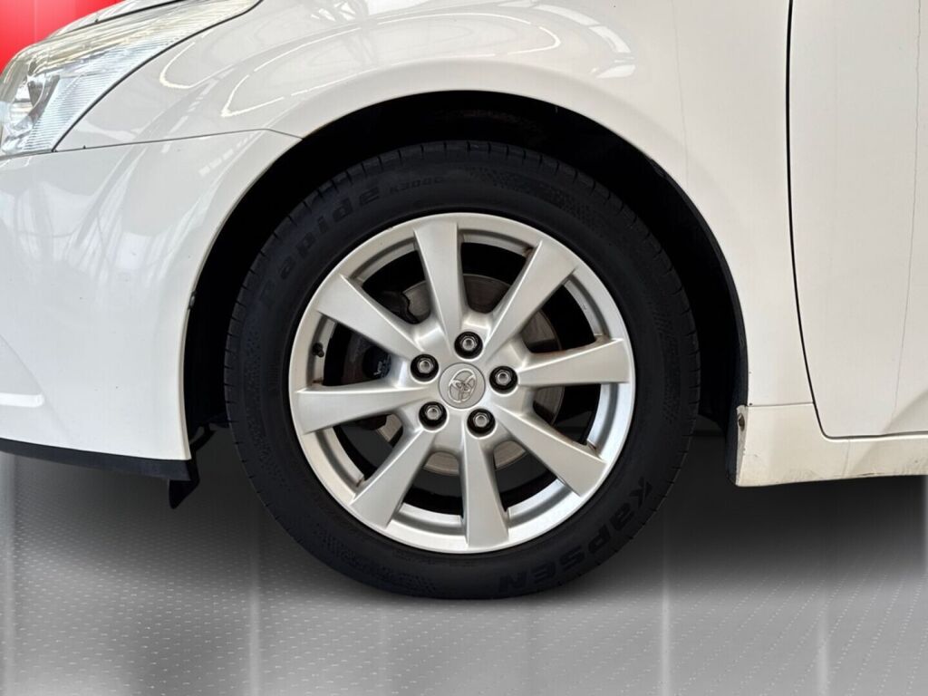 Toyota Avensis 2011 Valkoinen