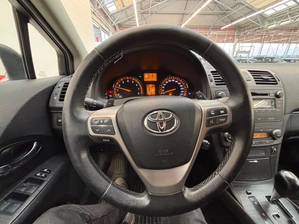 Toyota Avensis 2011 Valkoinen