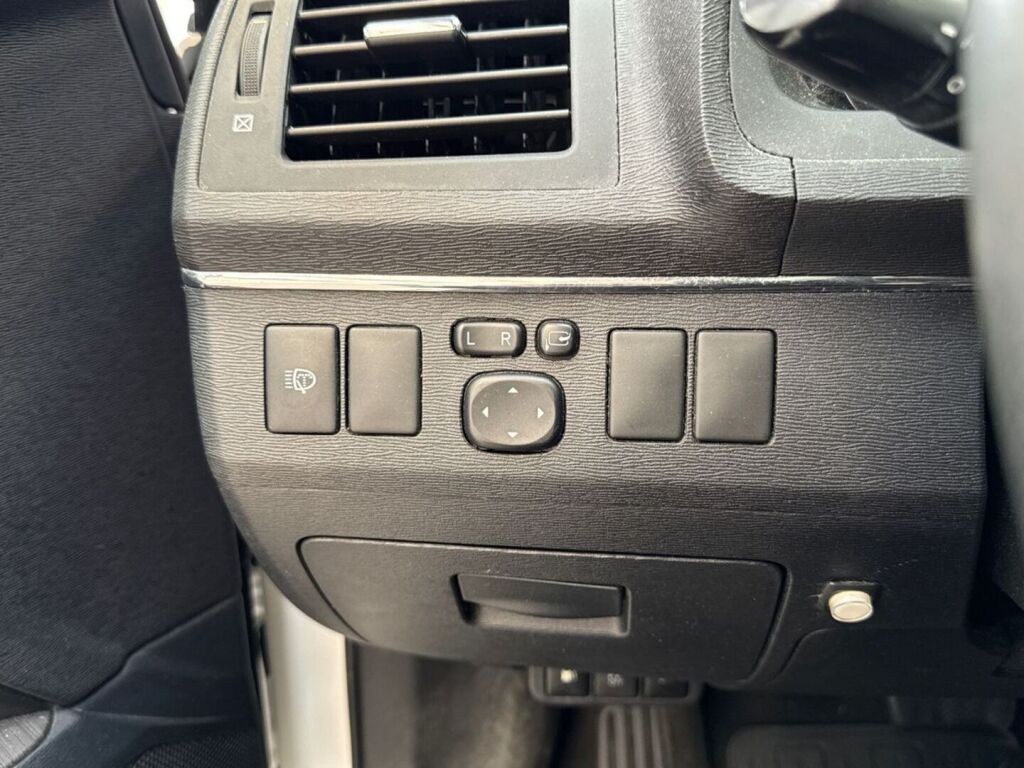 Toyota Avensis 2011 Valkoinen