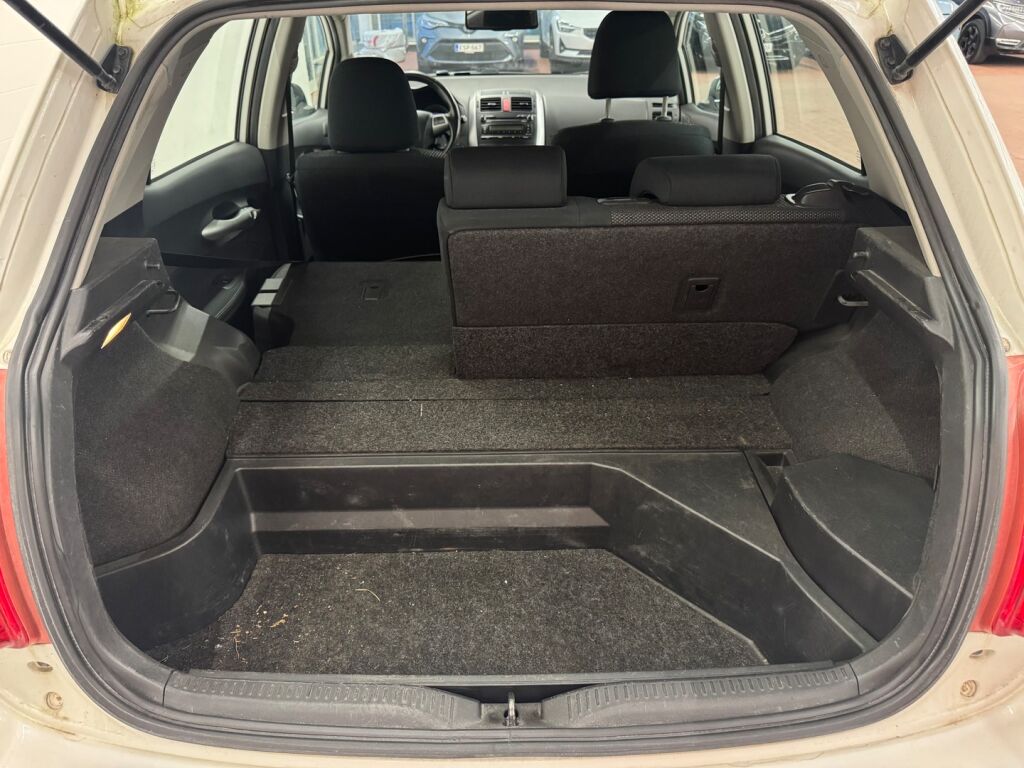 Toyota Auris 2011 Valkoinen