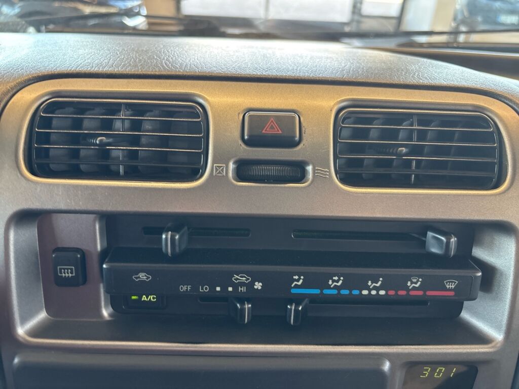 Toyota Hiace 2011 Valkoinen