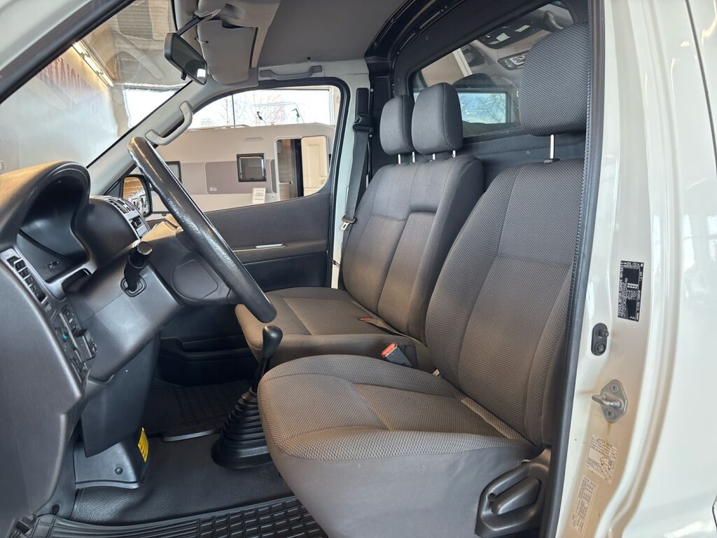 Toyota Hiace 2011 Valkoinen