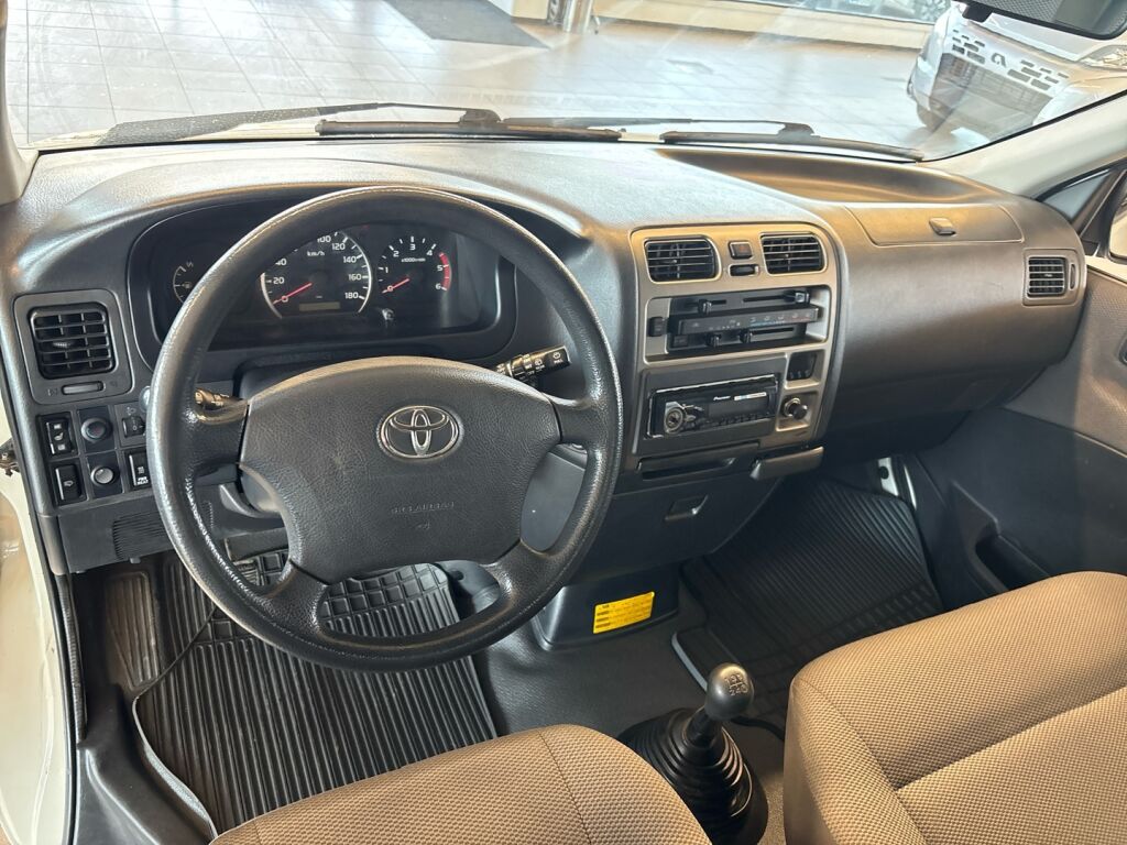 Toyota Hiace 2011 Valkoinen