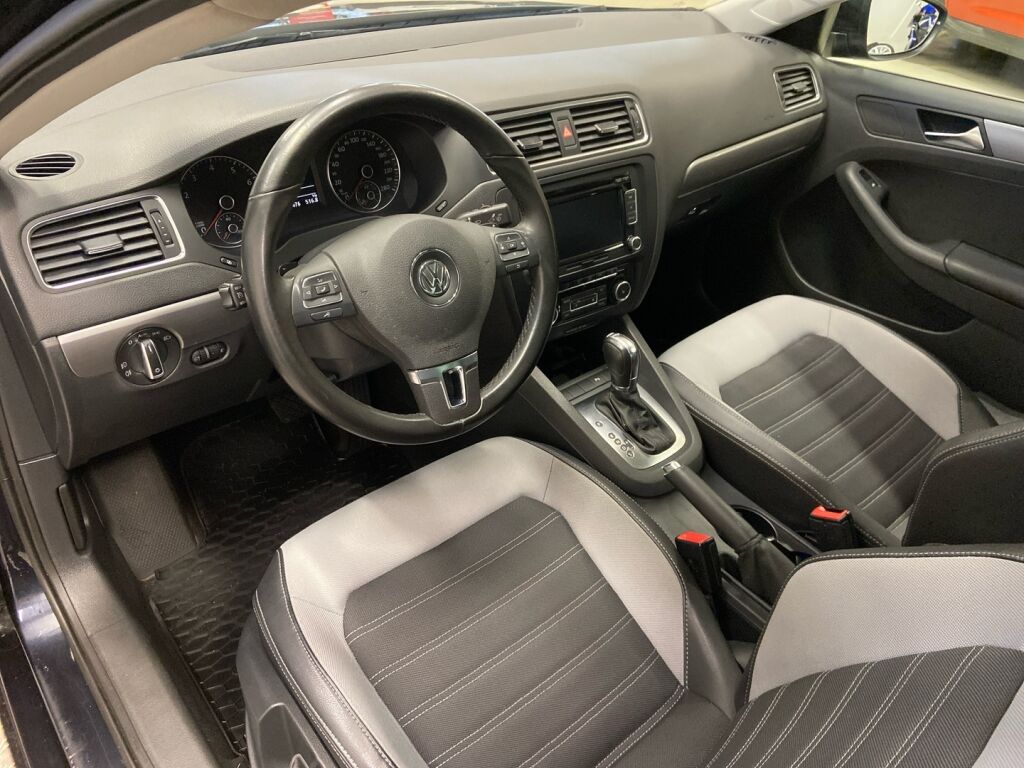 Volkswagen Jetta 2011 Musta