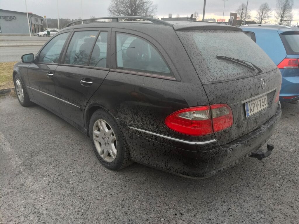 Mercedes-Benz E 2007 Musta