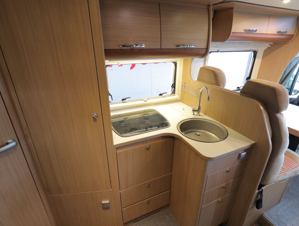 Adria MATRIX AXESS 650 SF 2012 Valkoinen