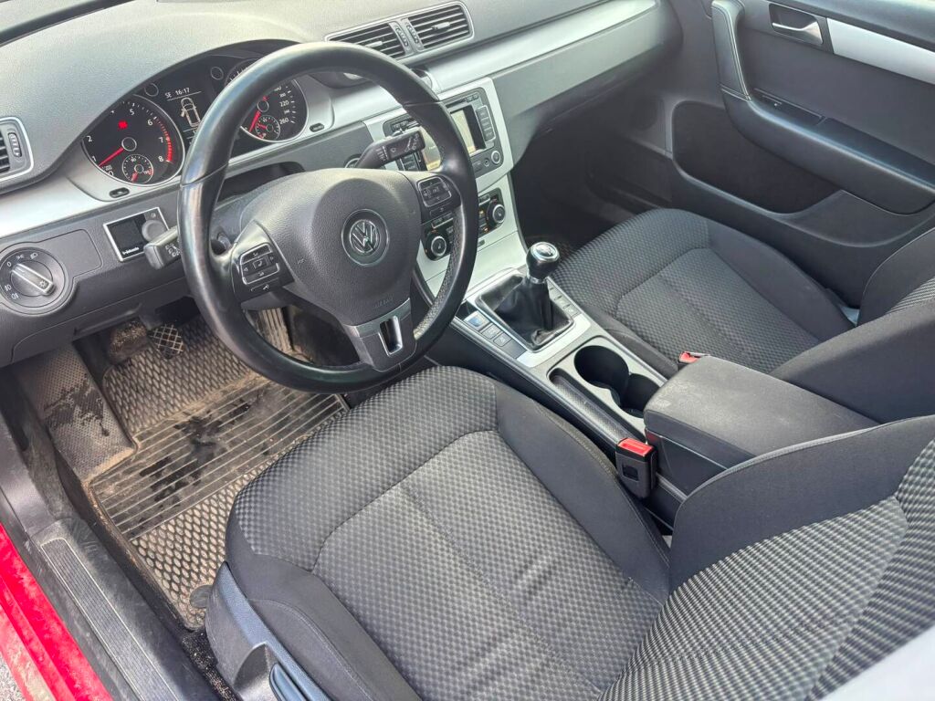 Volkswagen Passat 2011 Punainen