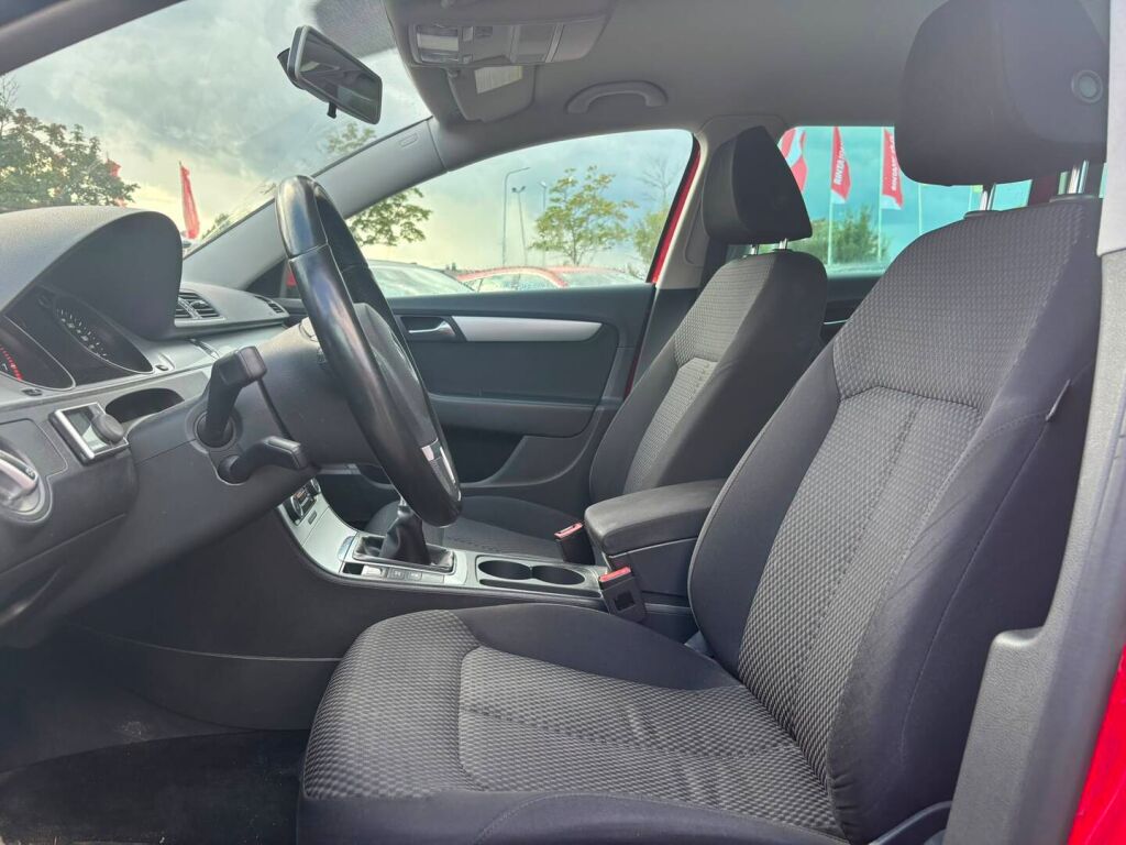 Volkswagen Passat 2011 Punainen