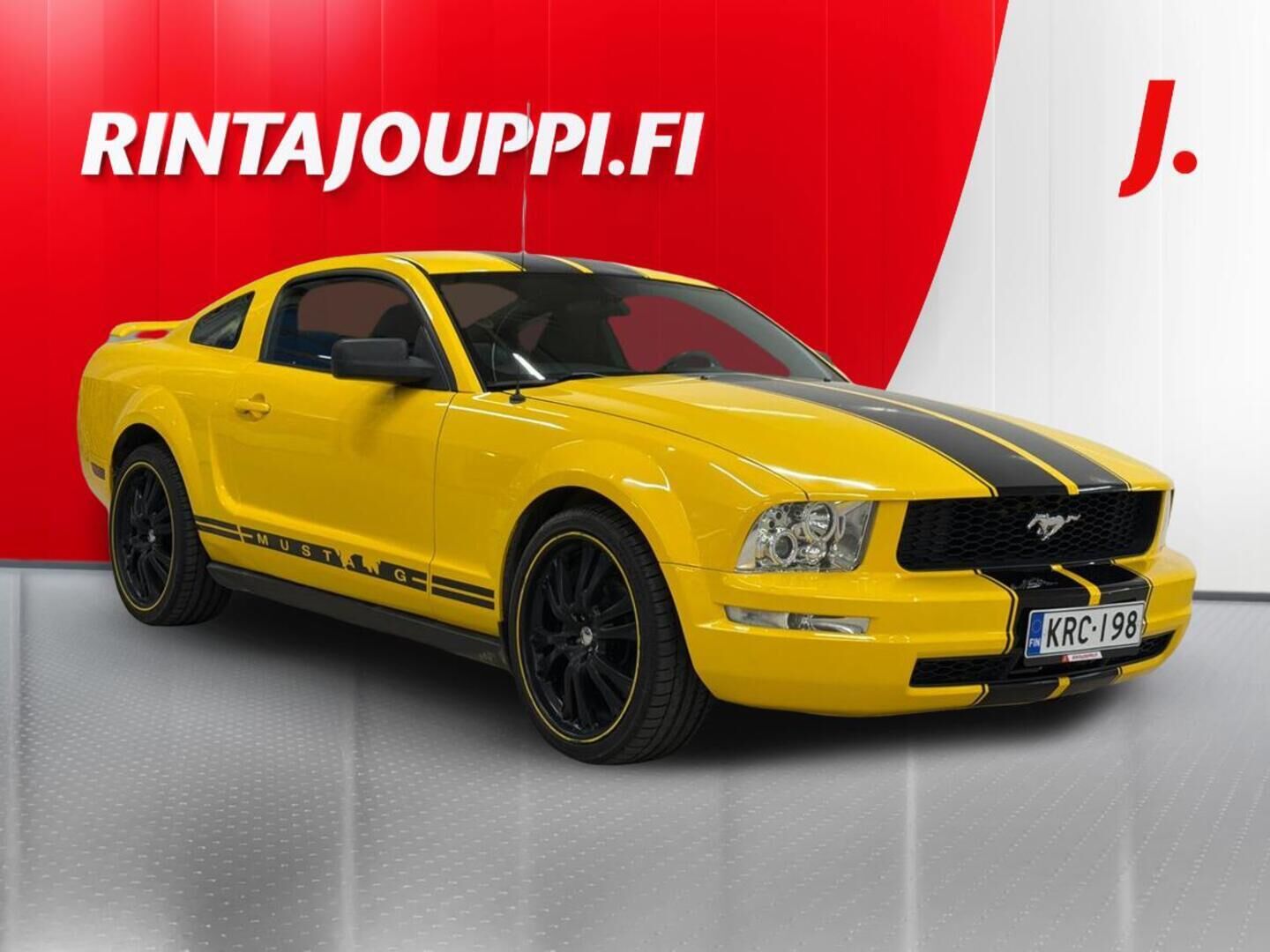 Keltainen Ford Mustang