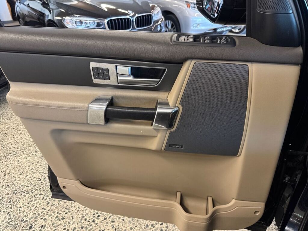 Land Rover Discovery 2016 Musta