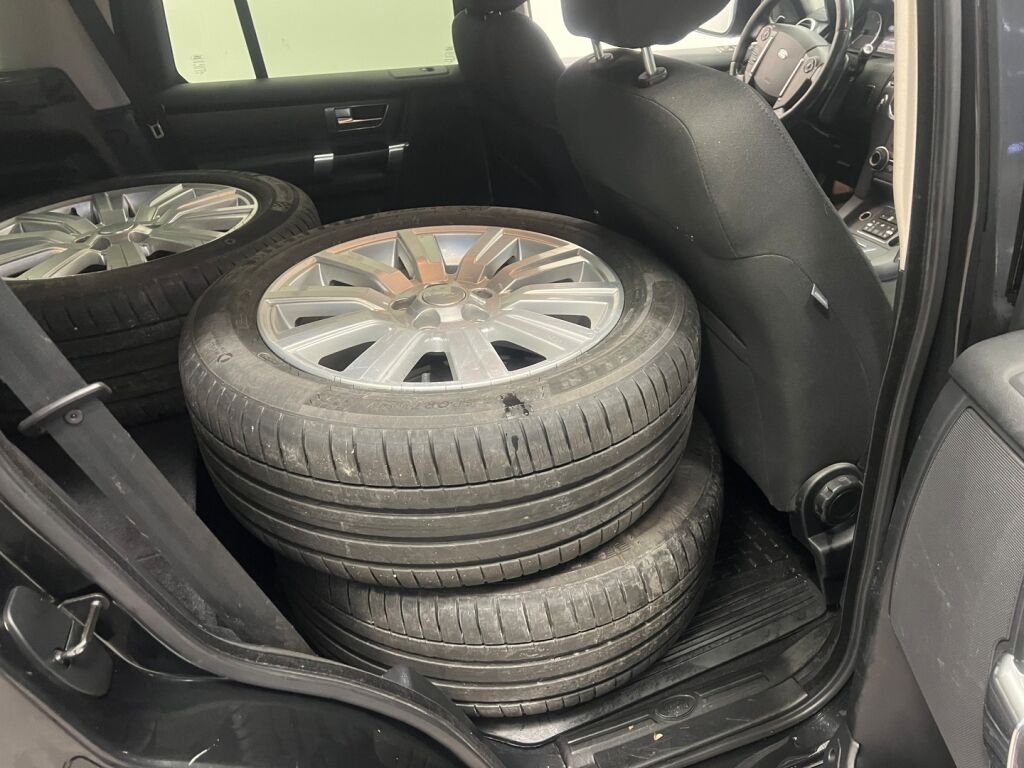 Land Rover Discovery 2016 Musta