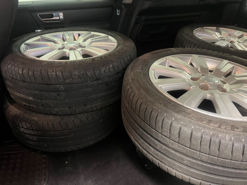 Land Rover Discovery 2016 Musta