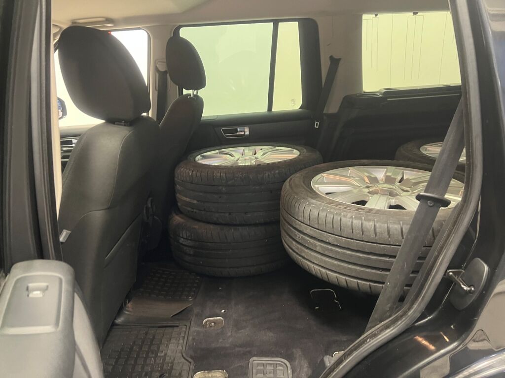 Land Rover Discovery 2016 Musta