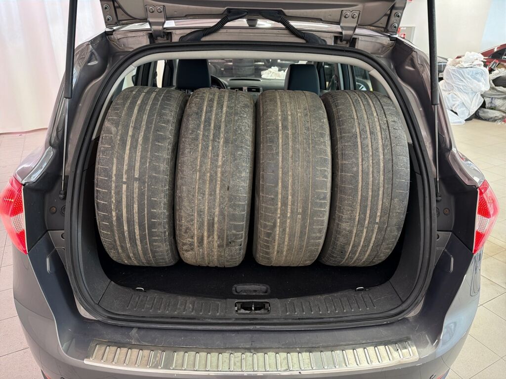 Ford Kuga 2012 Ruskea (beige)