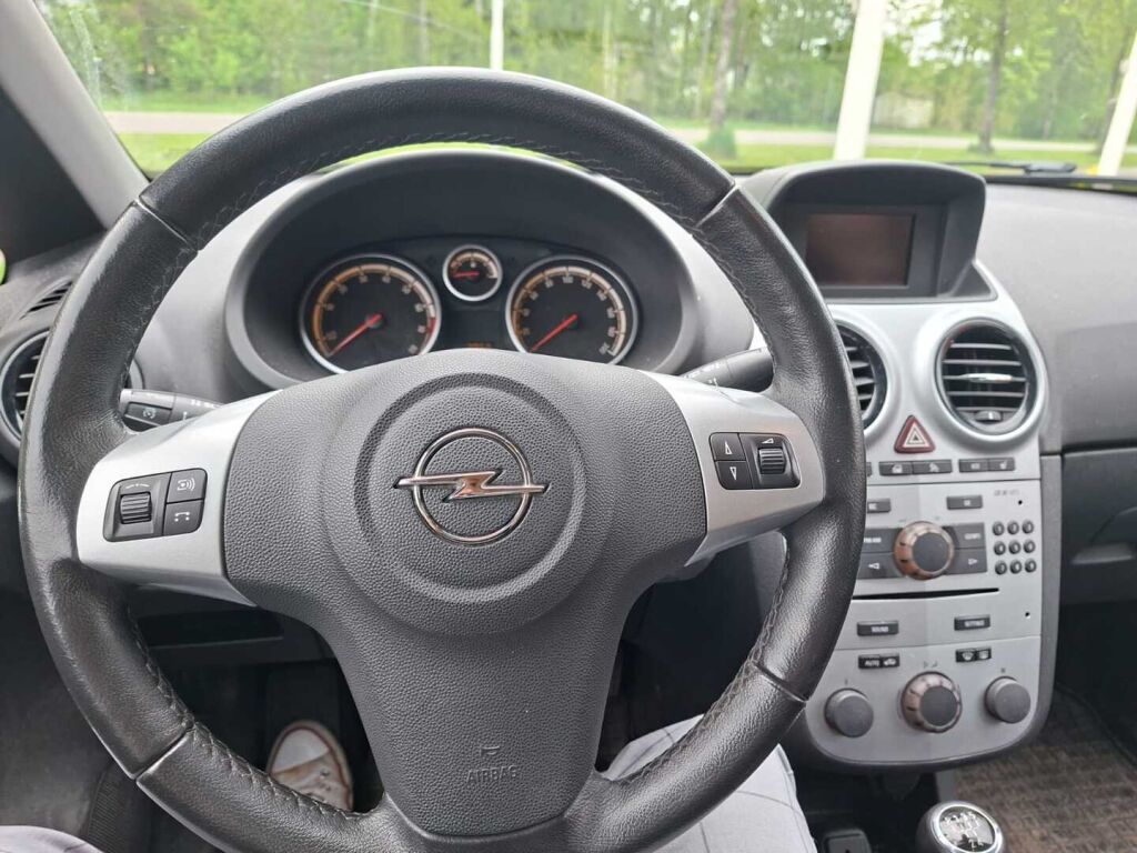Opel Corsa 2012 Punainen