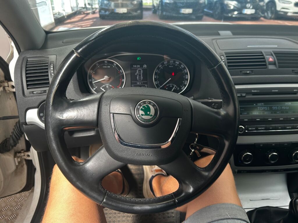 Skoda Octavia 2012 Valkoinen