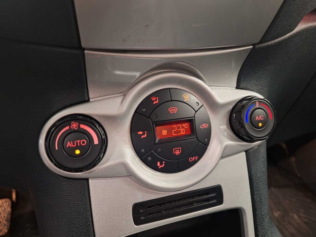 Ford Fiesta 2011 Valkoinen